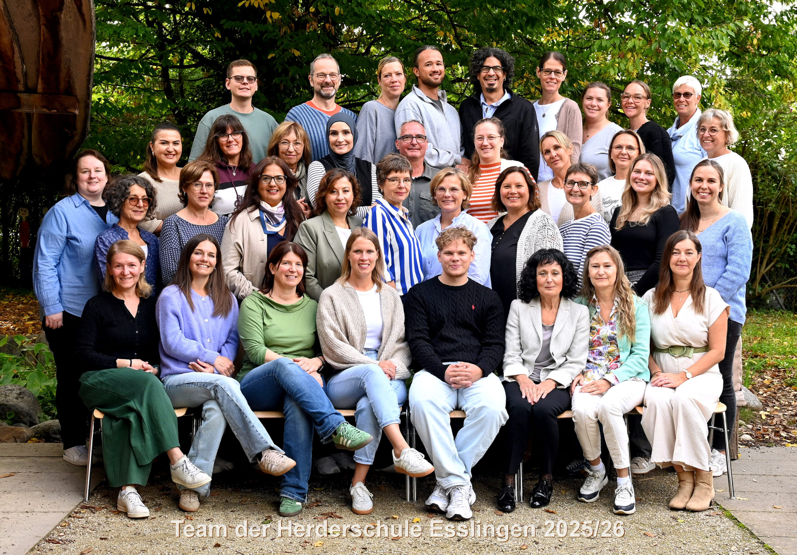 5M146133G0006C28B (1) Das Kollegium der Herderschule Esslingen im Schuljahr2020_21